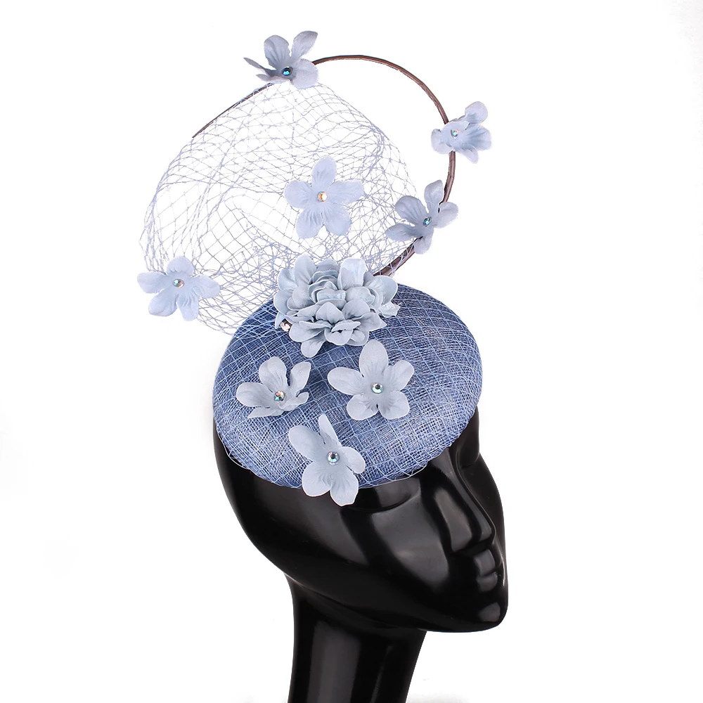 Elegante Sinamay-Haarschmuckstücke für Damen, hochwertige Hutmode mit Blumenschleiern, modische Braut-Haarkappen und Kopfschmuck mit Blumen. – Detail 7