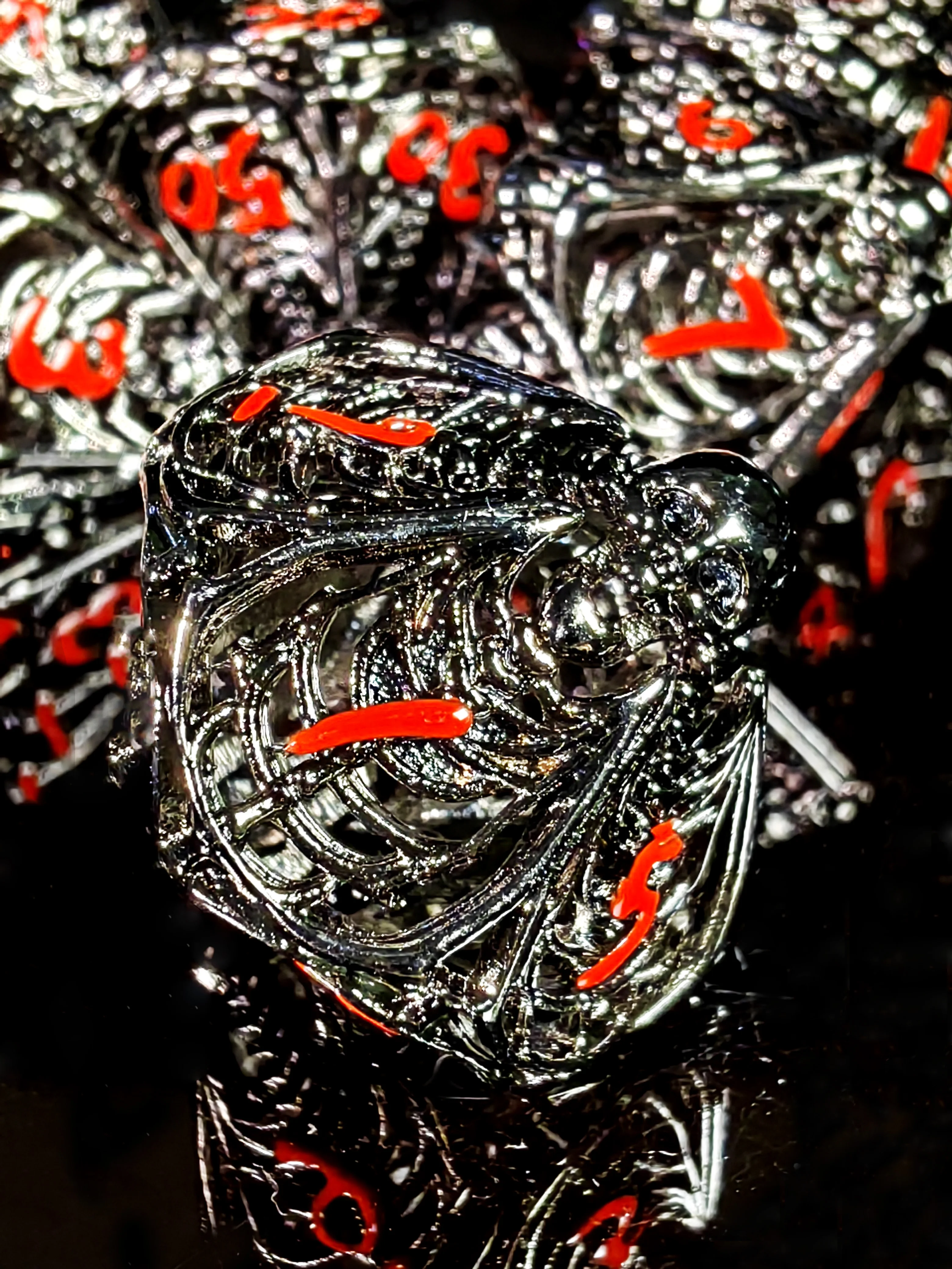 Juego de dados de metal DnD: diseño de calavera de aleación de zinc, base plateada con números rojos, perfecto para mazmorras y dragones, juegos de rol
