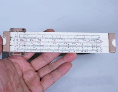 قاعدة الشريحة اللوغاريتمية من العلامة التجارية Feiyu القديمة في الستينيات والسبعينيات آلة حاسبة مزخرفة