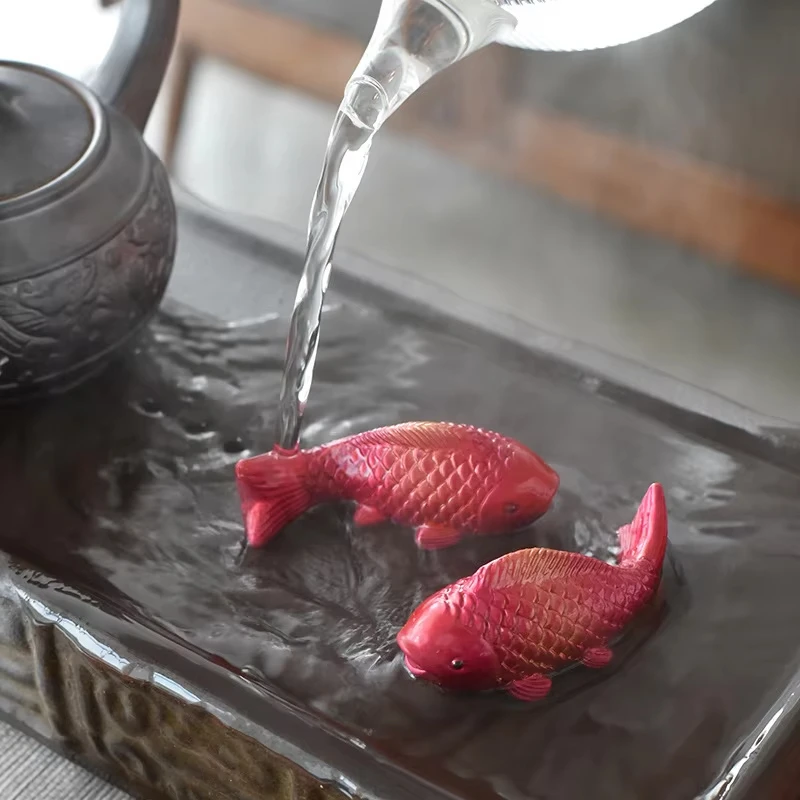 Image of Kreatives Farbwechselndes Tee-Haustier Koi-Karpfen Harz-Tee-Ornamente Chinesisches Glücksbringer Zwei Fische Bringt Glück Zen-Teezeremonie-Dekoration