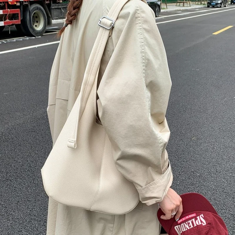 

Women's Shoulder Bag With Leather Material And Famous Designer Inspired Casual Vintage Style​