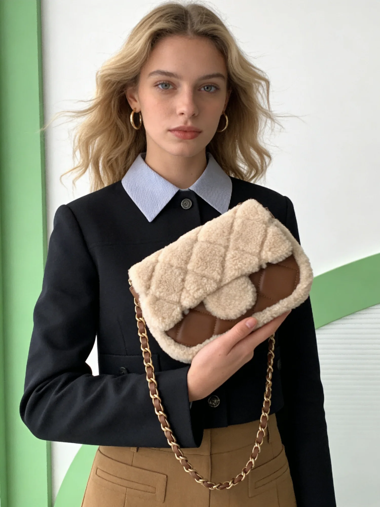 

Уютная бежево-коричневая плюшевая сумка на цепочке для женщин, теплая зимняя сумка через плечо, мягкая пушистая сумочка для ежедневных поездок