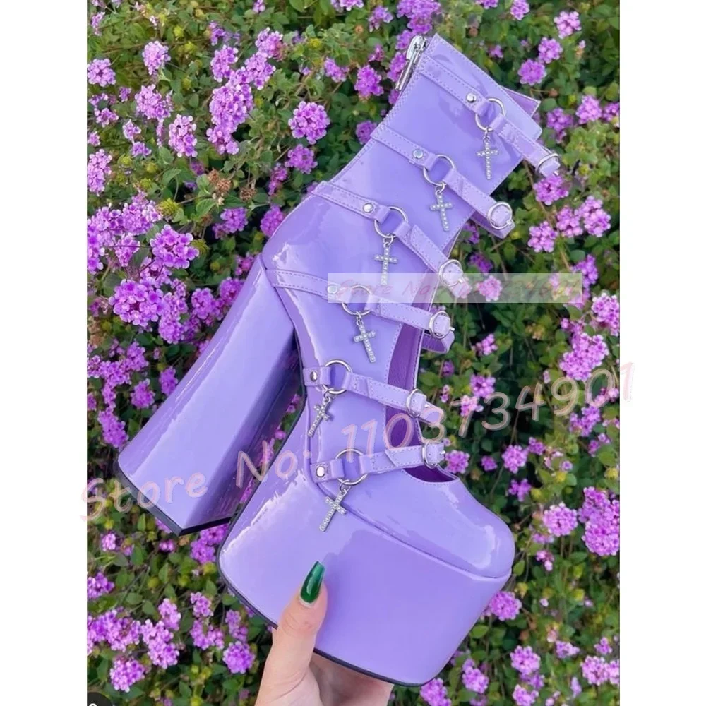 

Ботильоны на платформе с полым ремнем и пряжкой. Женские модные туфли до середины икры с круглым носком и ремешками.