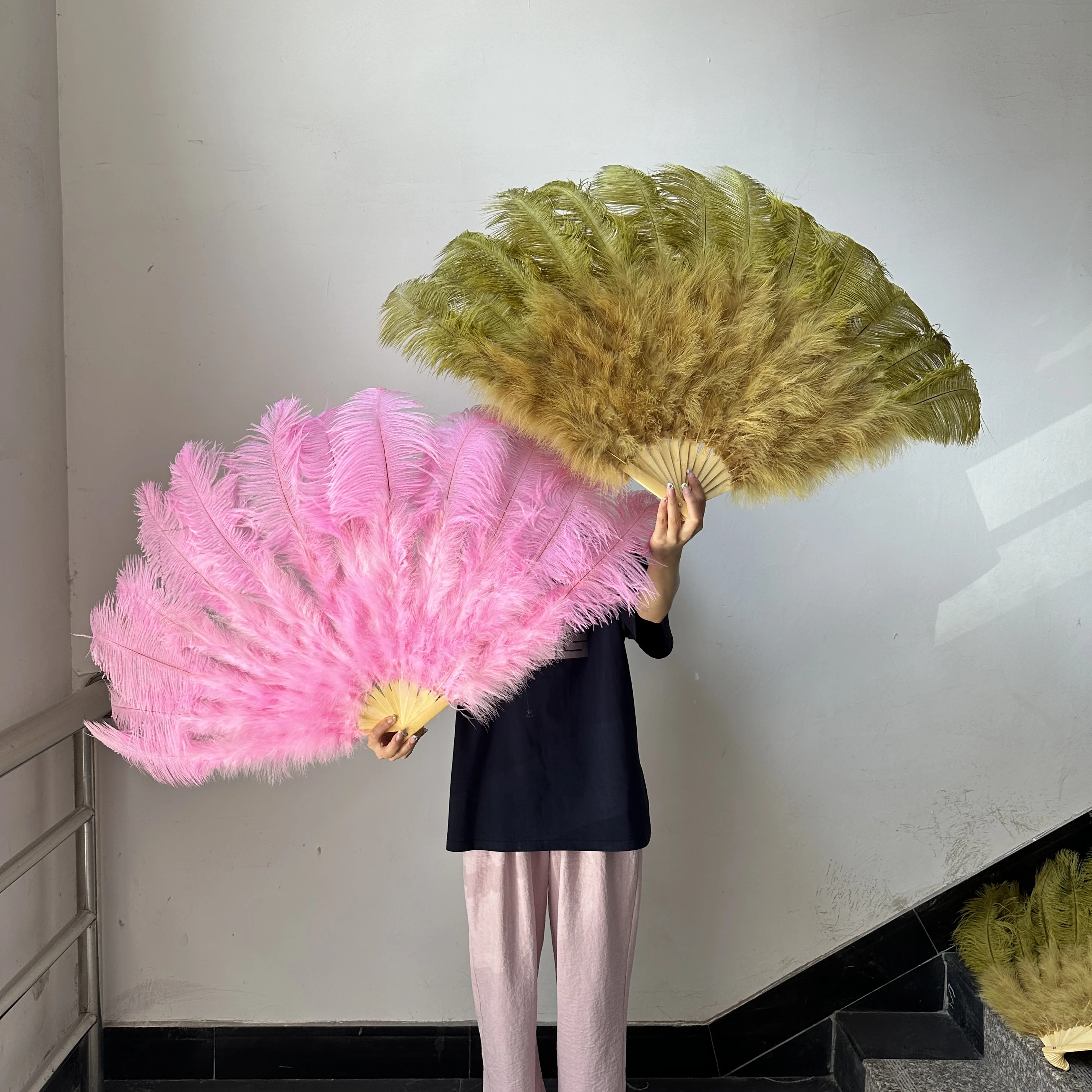 

Custom-made Ostrich Hand Feather Fan for Stage Performance Dancer Show Wedding Party Carnival Props Ostrich Plumes Hand Fans