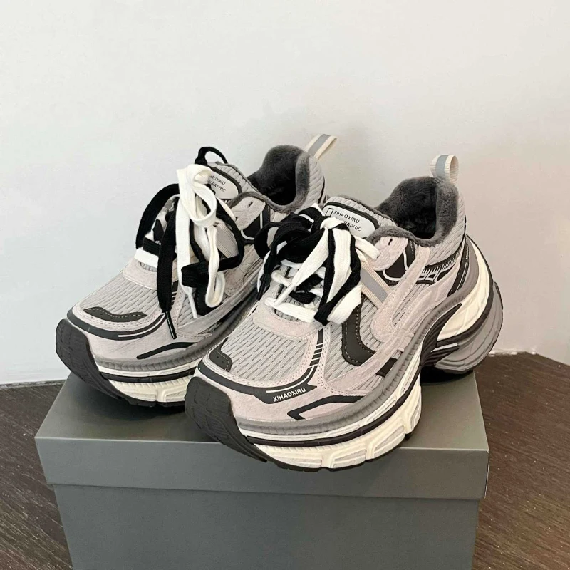 

Стильные кроссовки на платформе. Теплые зимние туфли на плоской подошве. Удобная обувь на платформе с добавлением высоты. Потертые повседневные кроссовки.