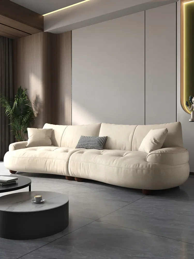 Sofa tiga orang baris lurus Italia, apartemen kecil ruang tamu melengkung tiang Nordik teknologi desainer sofa kain