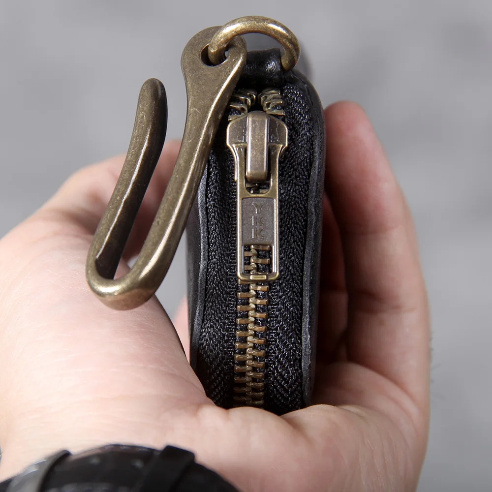 S.WORKER Handgefertigtes Echtleder-Schlüsseletui aus Vollnarbigem Rindsleder, Kartenhalter, Vintage-Schlüsselanhänger mit Messingschnalle – Detail 9