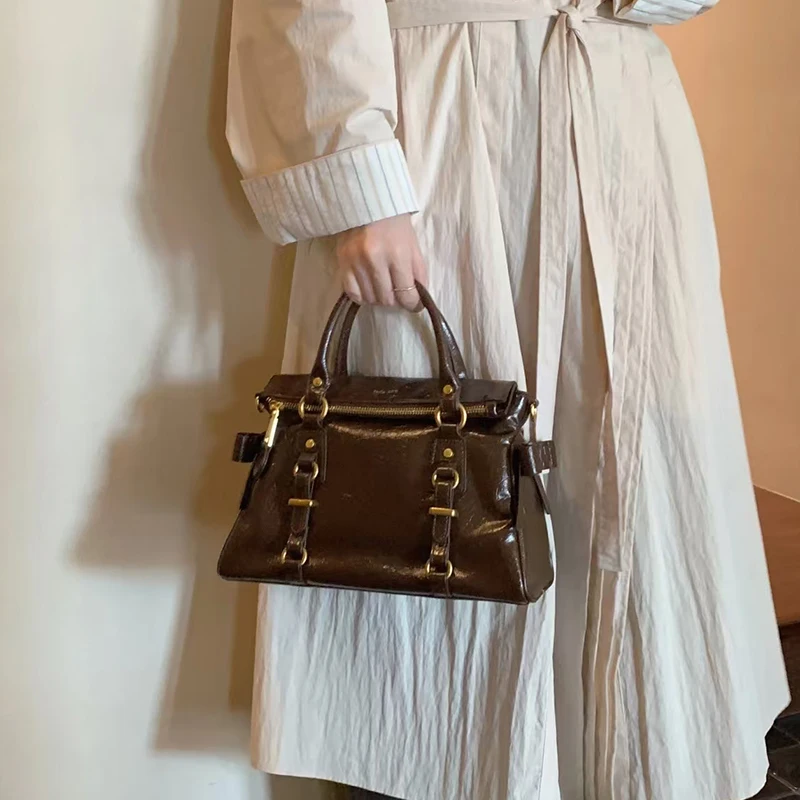 حقيبة سحابة نسائية ذات ثنيات ذات علامة تجارية جديدة راقية فاخرة بلون واحد حقائب يد مصممة للترفيه حقيبة كروس للركاب مع قلادة