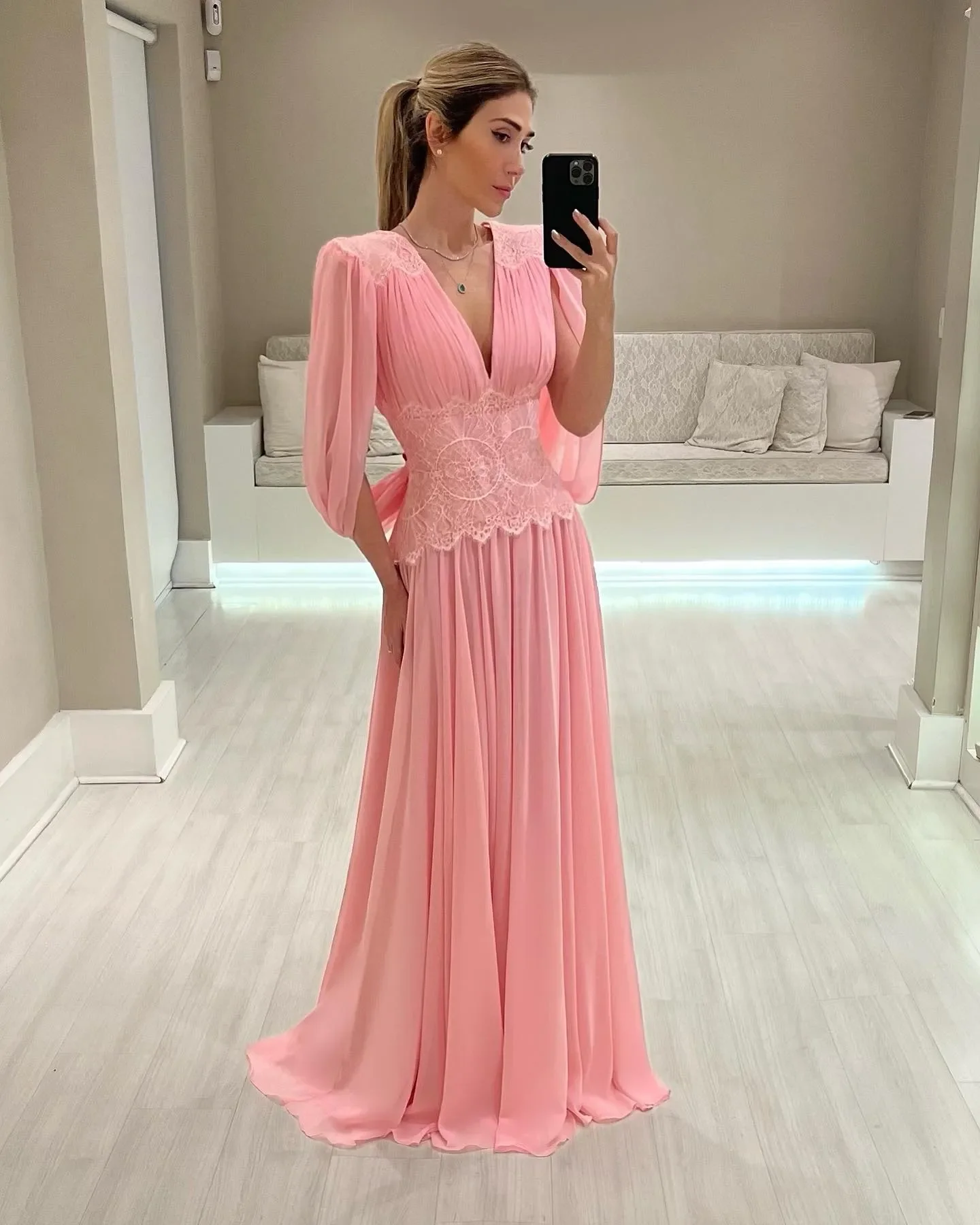 

Elegant Pink Mother of The Bride Dresses V Neck Cape Wedding Guest Dress Lace Waist Floor Length Evening Gowns 2024