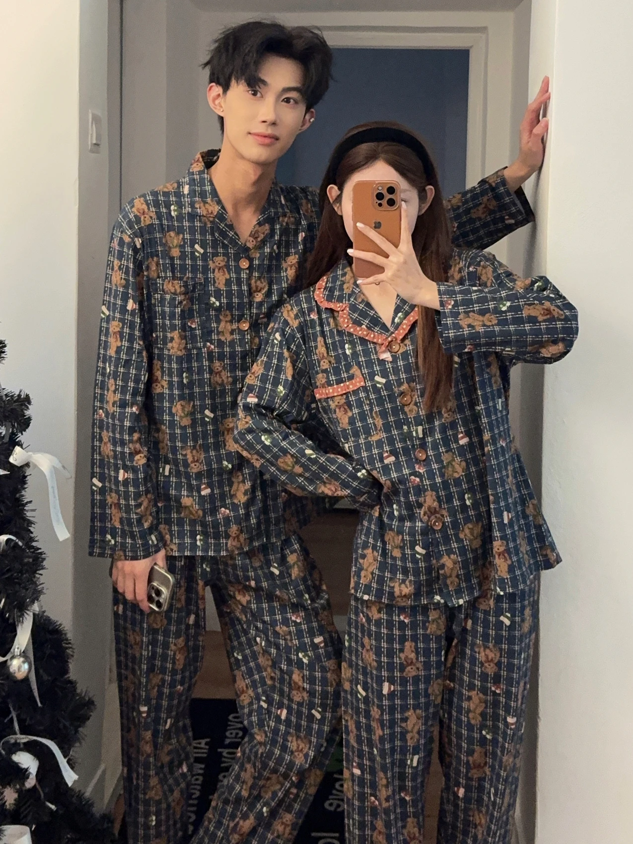 

Корейские пижамы в клетку с изображением медведя для пар, из чистого хлопка, с длинными рукавами, на пуговицах, молодежный комплект для супругов, уютная домашняя одежда