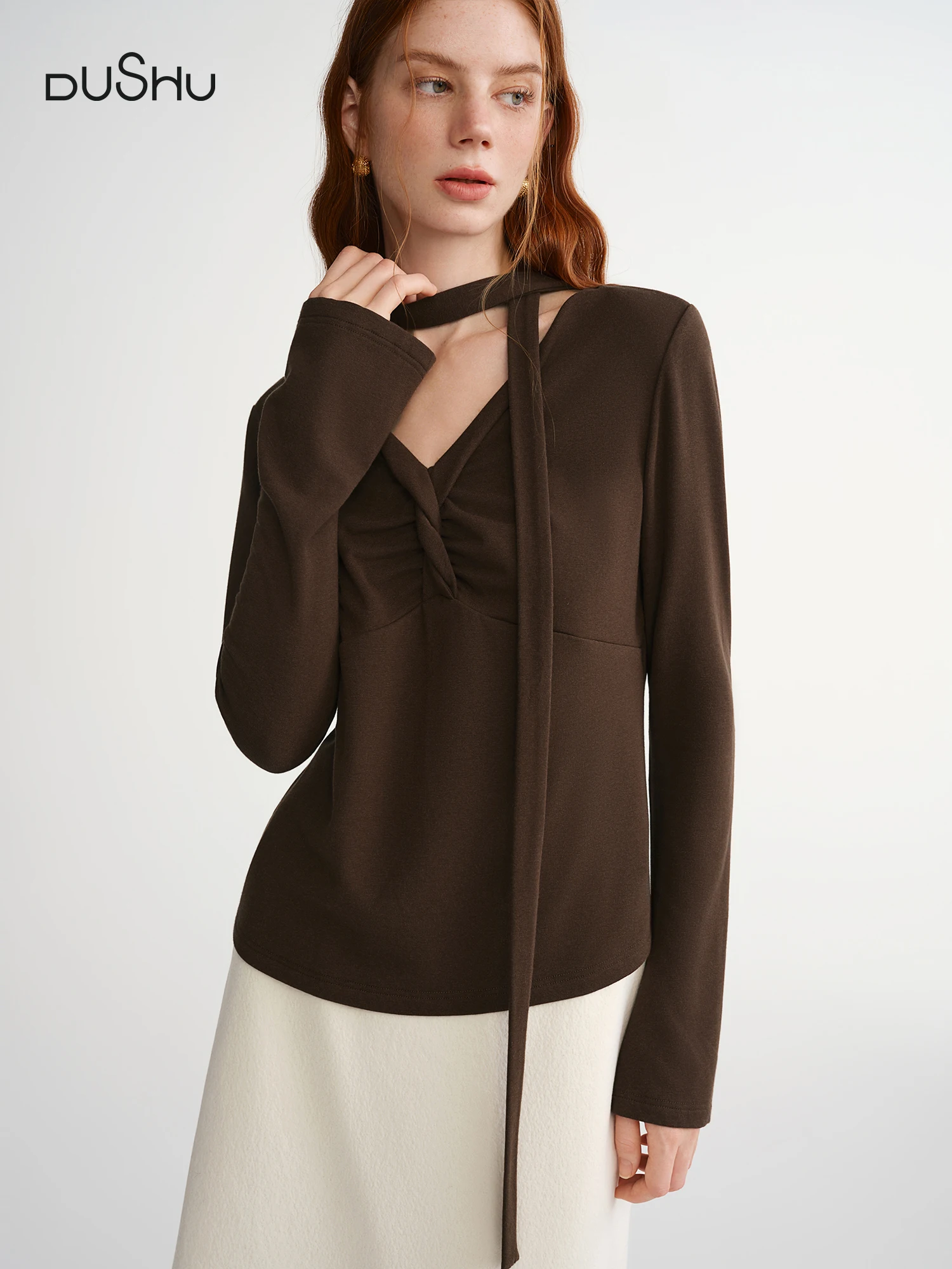 DUSHU Plus-Size Irregular Twist Brown T-shirt Long Sleeve V-neck Slim Retro Trendy 2025 Winter Wear Inner Top Simple Pullovers