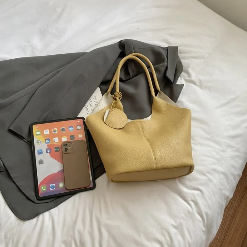 

Элитная женская сумка-мессенджер из кожи в горошек со звездами, повседневная, вместительная, мягкая, на каждый день, изысканный вид