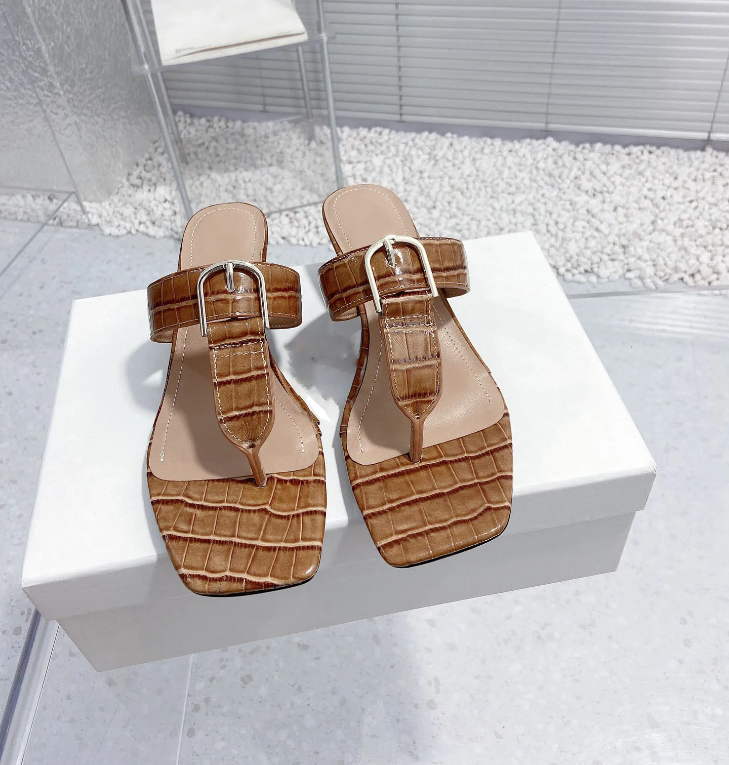 

2024 Summer New Fashionable One line Slippers with Square Heels and Metal Clamping Toe Herringbone Slippers for External Wear