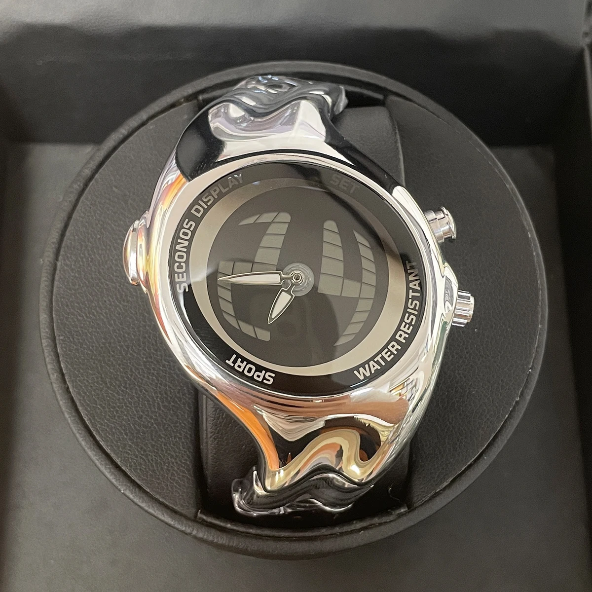 

Уникальные кварцевые часы с цифровым циферблатом, мужские часы Y2K, креативный дизайн, витой корпус, мужские часы со светящейся стальной подсветкой, мужские часы AAA