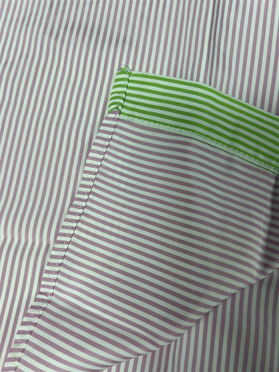 เสื้อเชิ้ตผู้หญิงลายทางสีลูกกวาดแขนยาวเย็บปะติดปะต่อน้ําหนักเบาเหมาะสําหรับลุคลําลองหรือเกาหลีที่อ่อนเยาว์