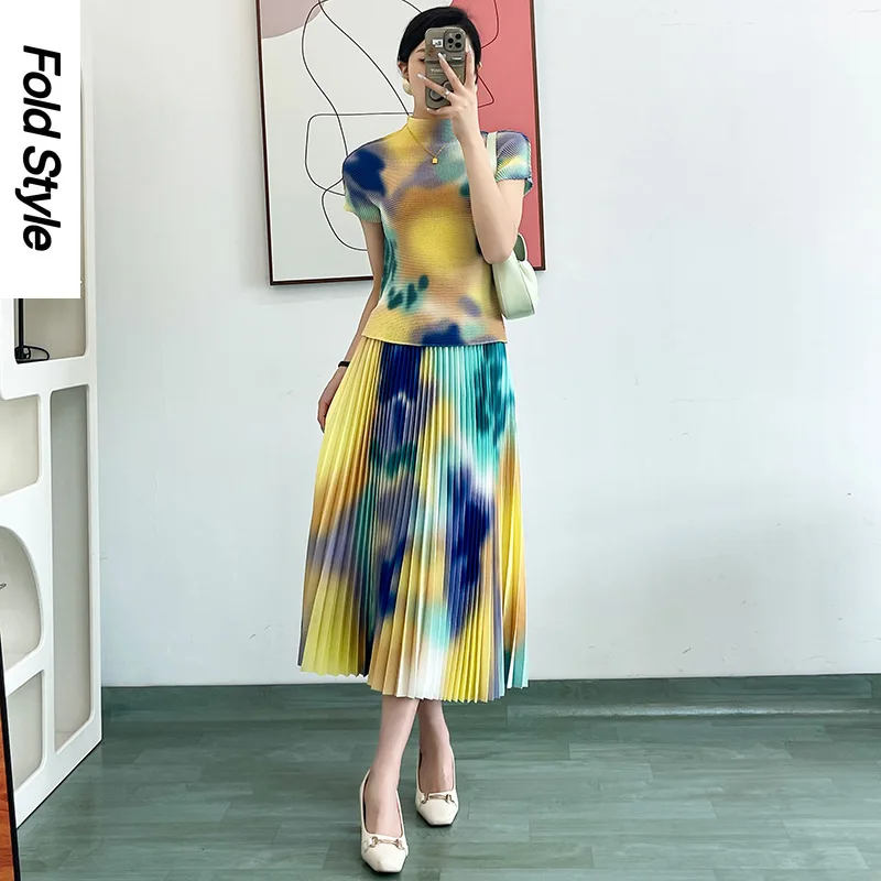 

2024 Summer Women's New Three House Ruffled Fashion Slim Fit O-Neck Small Shirt Printed Hundred Pleated Half Skirt Two Piece Set