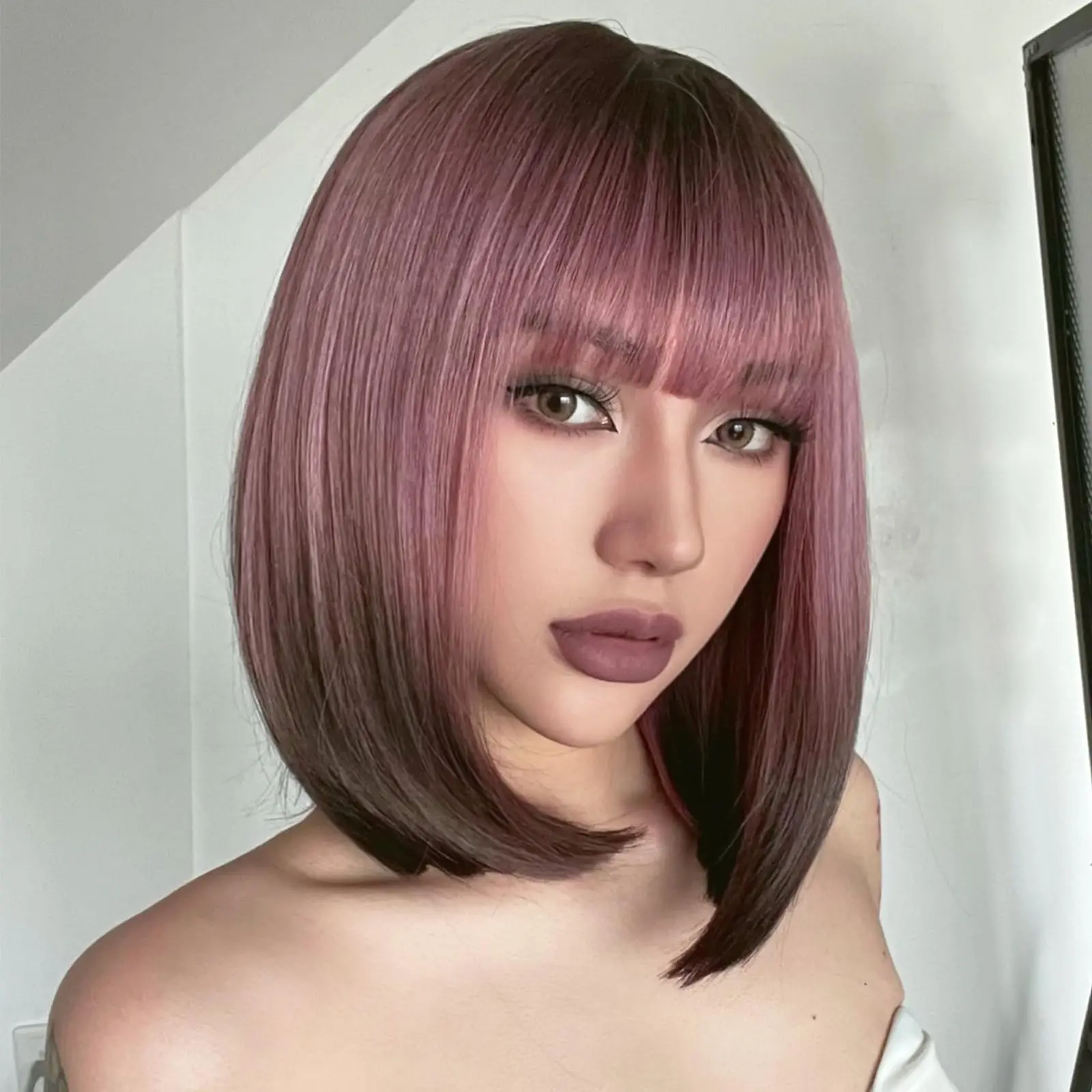 DIFEI Ash Pink Bob Wig with Bangs Short Straight Wigs for Women 12 Inch Synthetic Straight Hair Wig for Girl Cosplay Party Wear