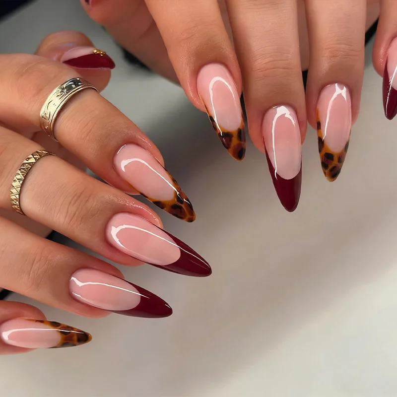 เล็บปลอมทรงสติลเลตโต้ยาว 24 ชิ้น ขอบสีขาวสไตล์เฟรนช์ ติดง่ายแบบกดติด ประดับด้วยลายดาวสีทองและคริสตัล ปิดเต็มเล็บ