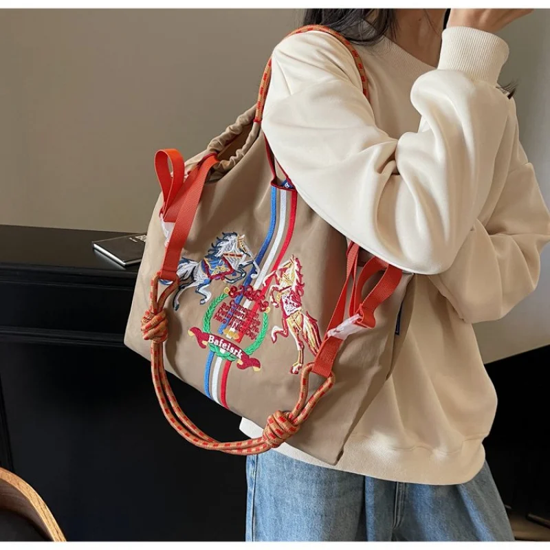 

Известная дизайнерская сумка через плечо из элегантной кожи для женщин, регулируемый ремешок и надежная застежка, идеально подходит для удобства без помощи рук