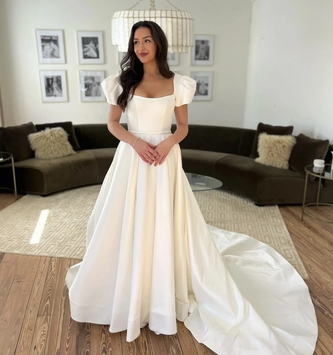 Robe de mariée personnalisée en Satin doux, col carré, manches courtes bouffantes, plissée, longue queue, fermeture éclair, 2025