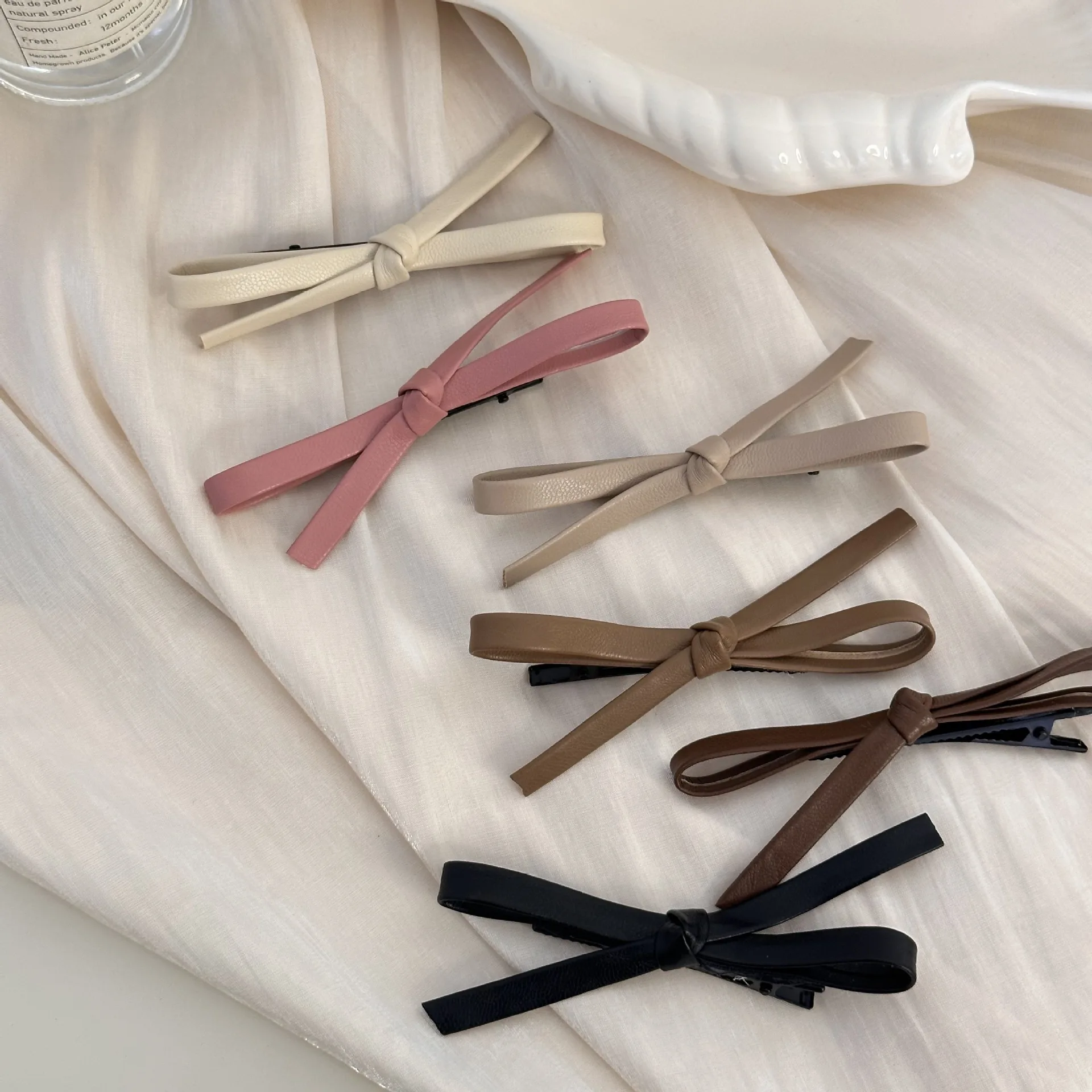

PU Leather Bow Hair Clip Sweet Bowknot Hairpins Girls Sweet Barrettes Hairpin Hairgrips Women Fashion Hair Accessories Headwear