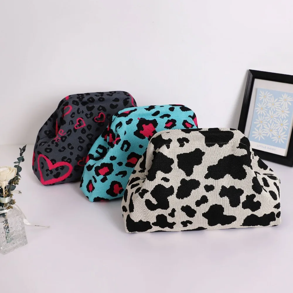 

Модная сумка в горошек с коровьим принтом и высококачественной вязаной клипсой с цветными блоками, просторная и универсальная модная сумка.