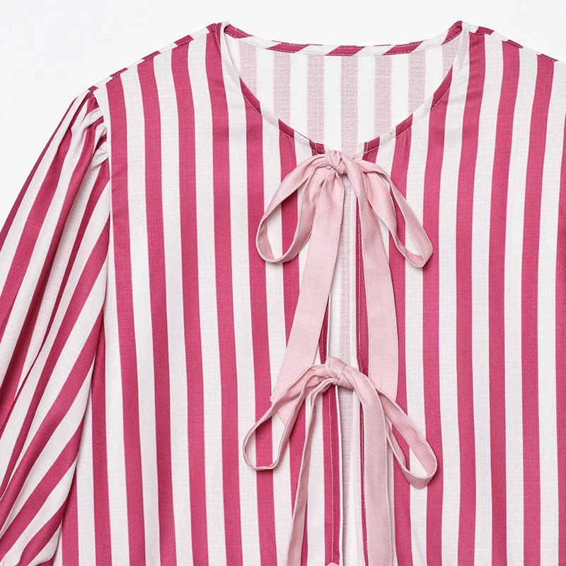 طقم شورت نسائي مكون من قطعتين مطبوع عليه مخطط حلو، بلوزة أنيقة بفيونكة مكشكشة، بدلة صيفية لقضاء العطلات على الشاطئ