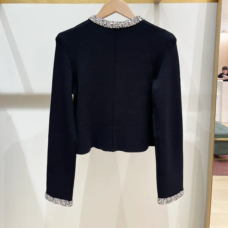 سترة صوفية نسائية سوداء بأكمام طويلة وياقة مستديرة مع زخرفة ماسية، موديل M لشتاء 2024، كارديجان أنيق بقصة مستقيمة