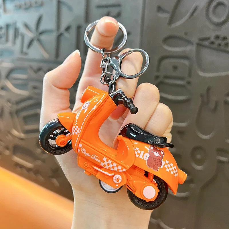 漫画クマバイクおもちゃキーホルダーペンダントクリエイティブかわいいシミュレーションバイクプルバック車のおもちゃ学生おもちゃバッグペンダントギフト