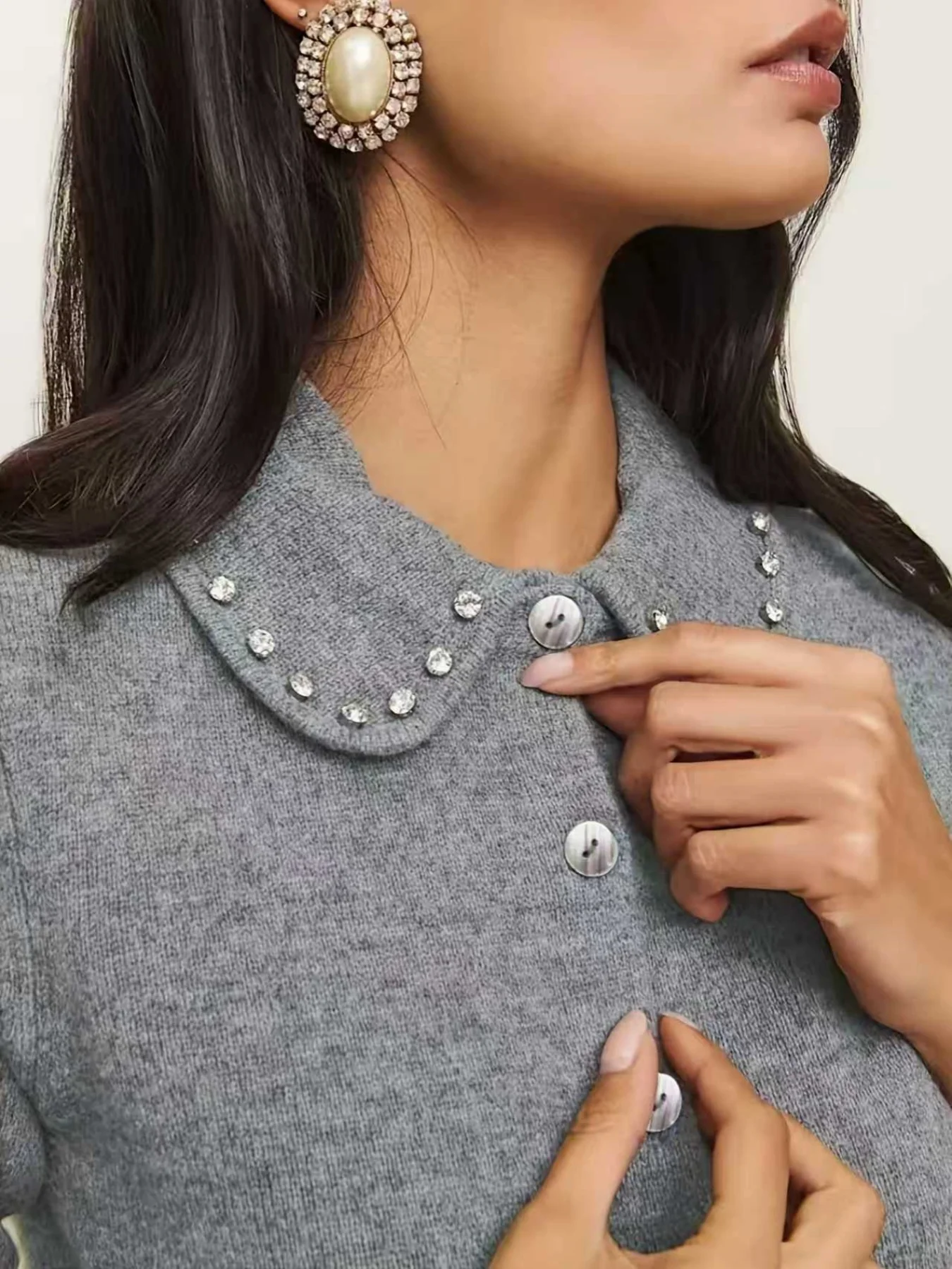 سترة محبوكة جديدة لخريف وشتاء 2025 بلون سادة وطية صدر السترة من حجر الراين سترة علوية للنساء