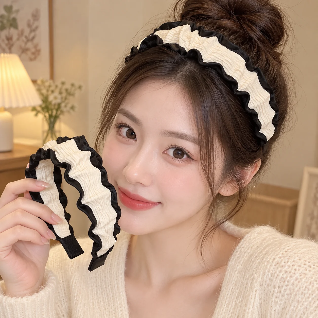 Women's Wide-Brimmed Pleated Fabric Headband in Black and Off-White with Three-Dimensional Pleated Ruffles and Contrasting Edges, Vintage Style, Simple and Fashionable, Versatile Adult Hair Accessory, Elegant Headband for Daily Commuting, Dating, Parties, Casual Outings, Photoshoots, Soft Fabric Wrap Design, Fluffy Texture, Wide Headband Suitable for Long Hair, Short Hair, Half-Tied Hair, Low Ponytail, Updo, Matching with Shirts, Sweaters, Coats, Dresses, All-Season Wear, Hair Styling Accessory, Elegant and Mature Style, Clothing Matching Hair Accessories