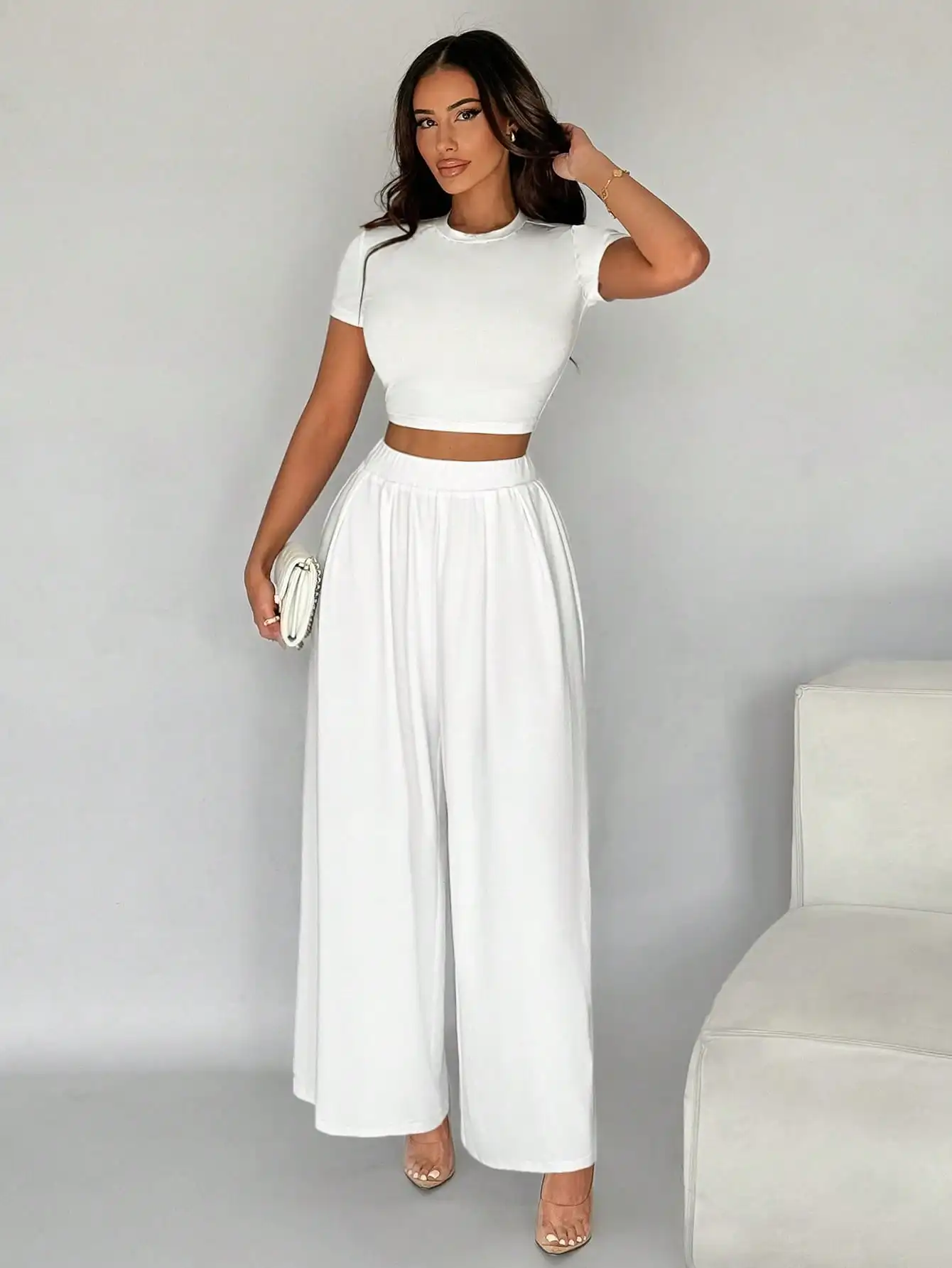 

Женский комплект: белый укороченный топ с короткими рукавами и широкие брюки