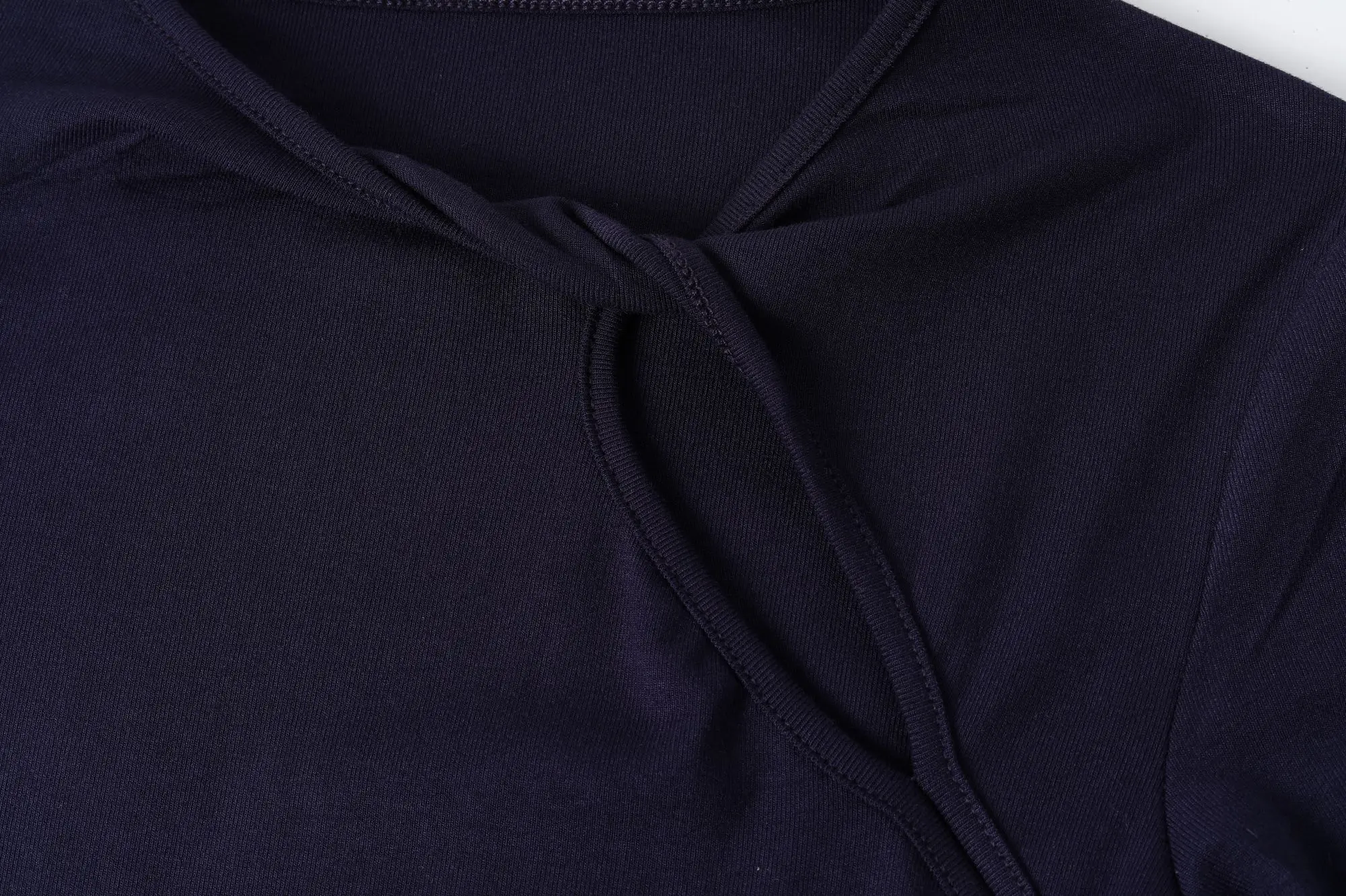 Koreanischer Stil Damen Herbst T-Shirt mit gedrehtem Ausschnitt, langen Ärmeln, schrägem Halsausschnitt, schmal geschnitten, gerippt, elegant, lässig, zum Überziehen geeignet. – Detail 6