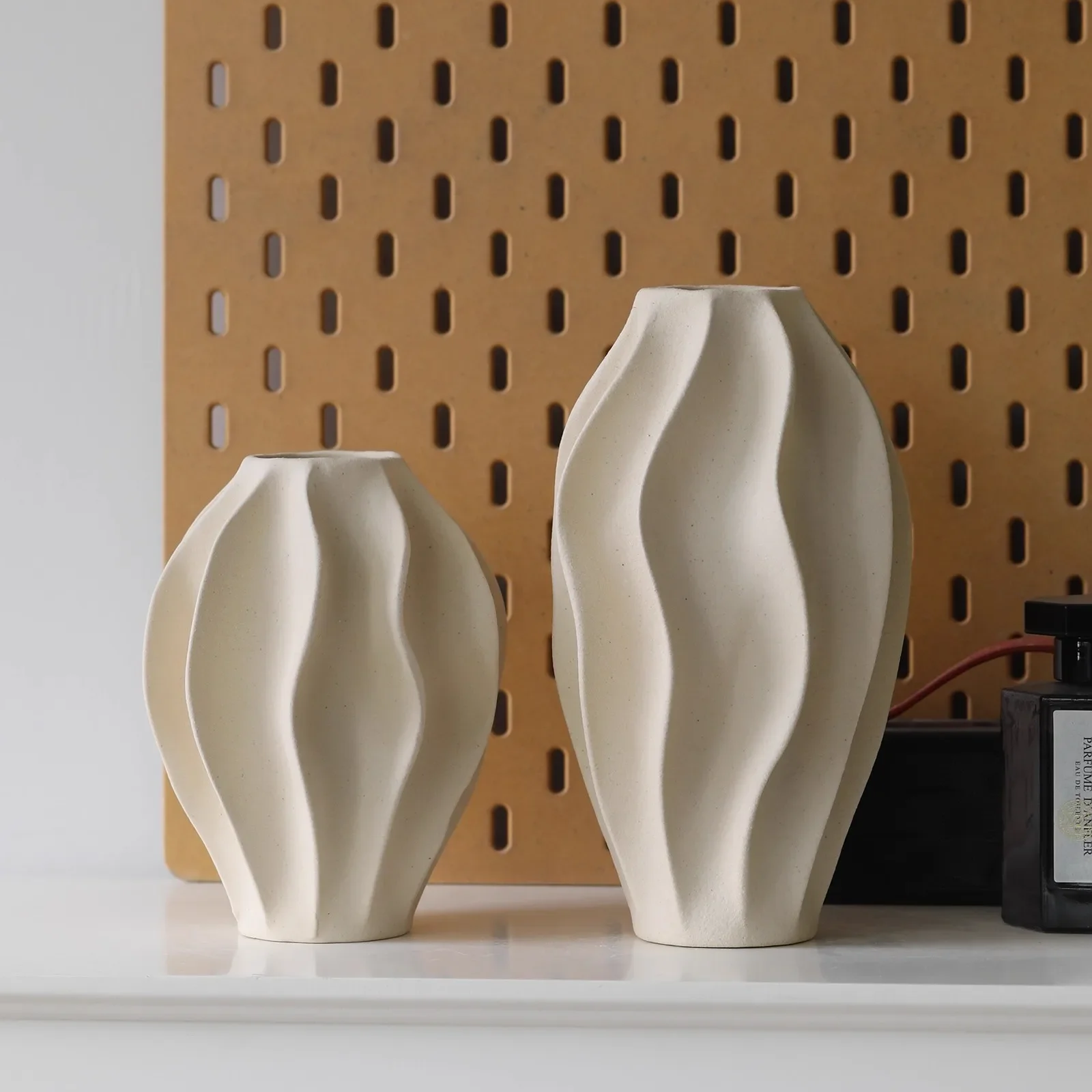 Beige Ceramic Vase with a High-End Feel and a Light Luxury Wave, Decorated with Yang Peach Flowers