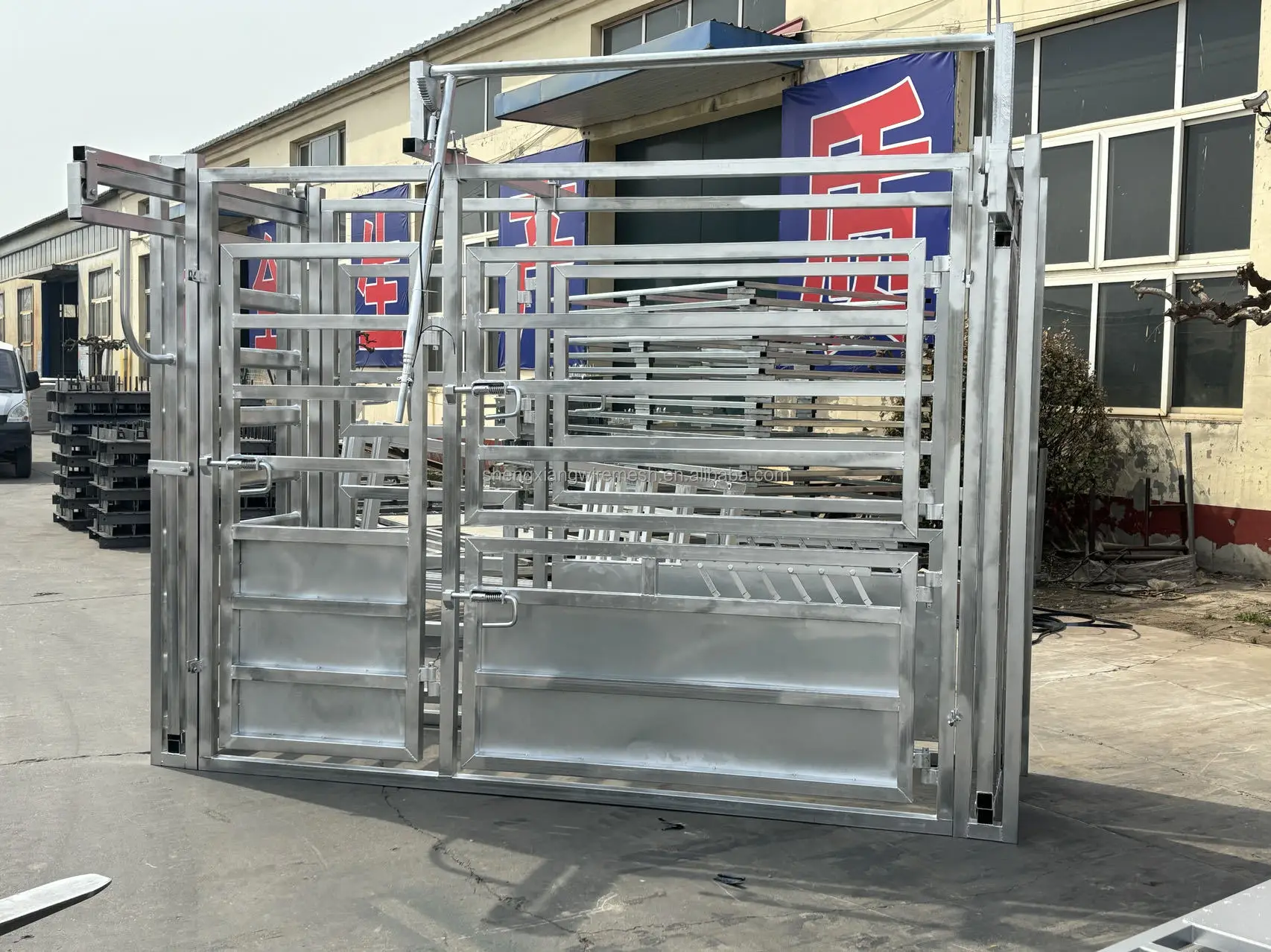 High Quality Heavy Duty Cattle Crush with Weighing Scale Trimming Portable Cattle Squeeze Crusher