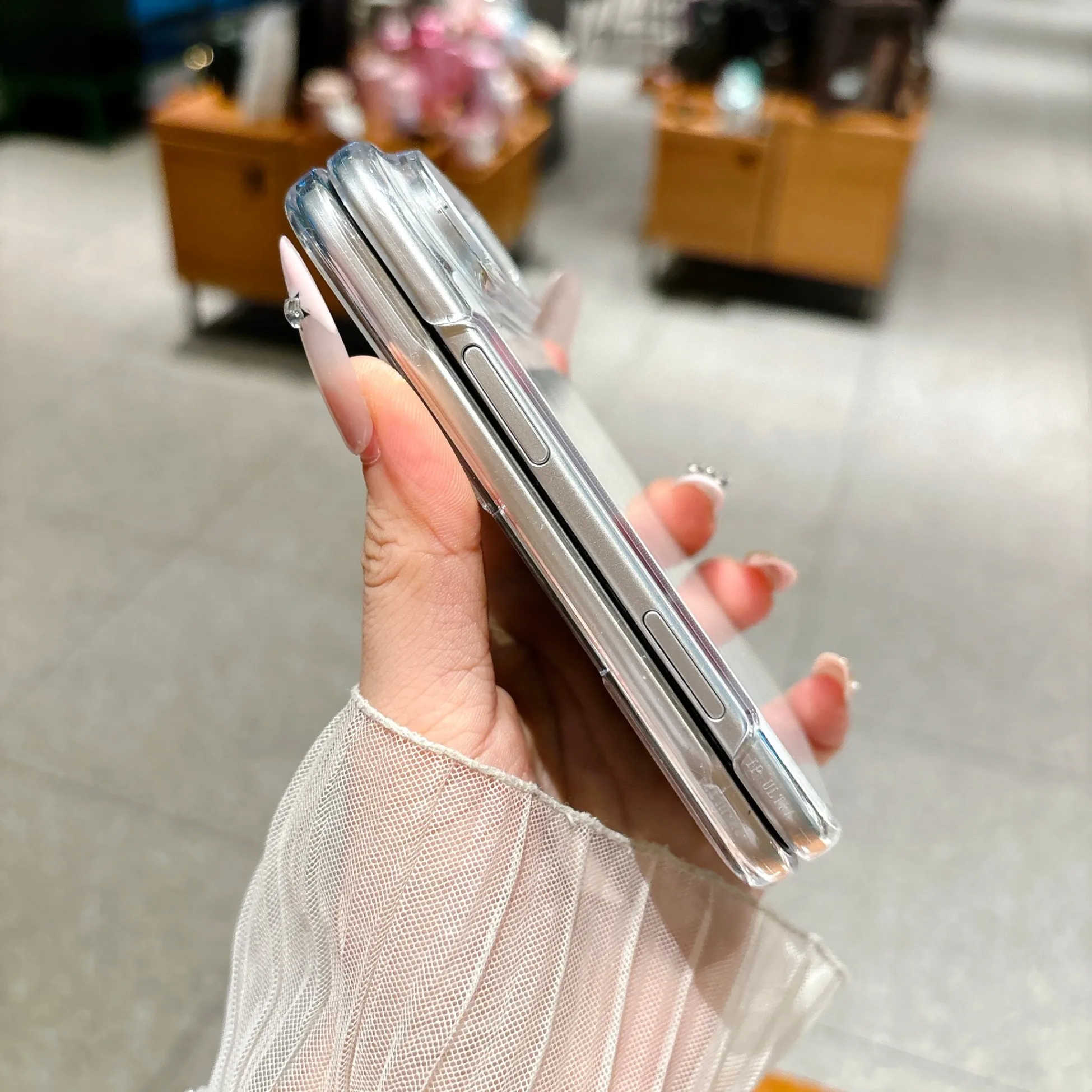 Iridescent Shell‑Pattern Hard  - огляд і ціна Camera Wrist Strap