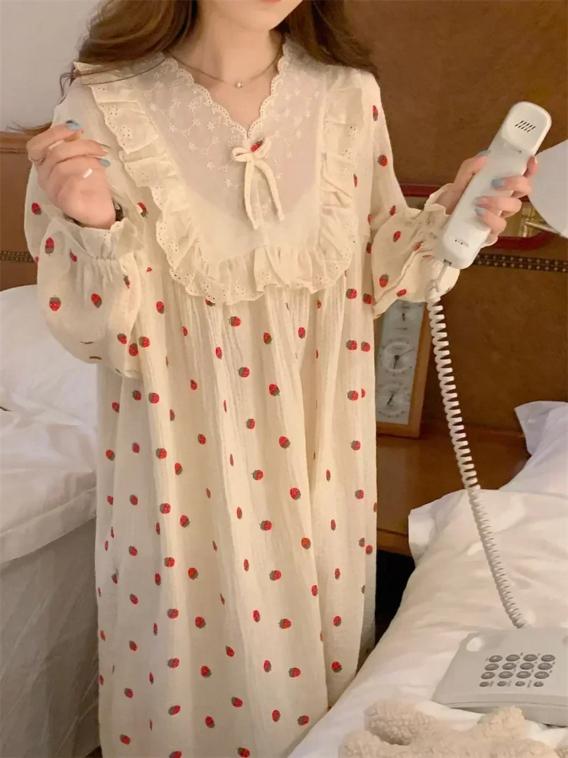 فستان نوم قطني كاجوال بأكمام مريحة فستان نوم الأميرة فراولة ناعم للمنزل مكشكش مطبوع فستان نوم طويل للنساء