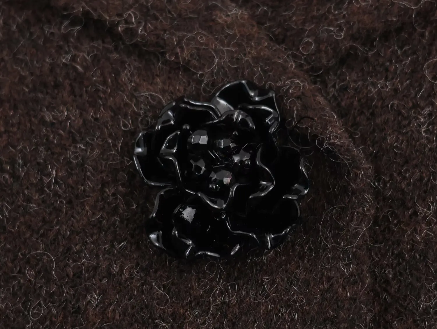 2025 Nuovi abiti da donna: cardigan lavorato a maglia impreziosito da bottoni con gioielli di moda in stile europeo e americano