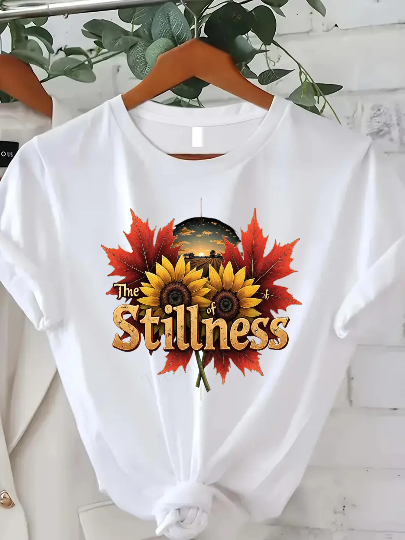 

Удобная женская футболка с принтом "Футболка Fall Stillness с подсолнухами и кленовыми листьями"