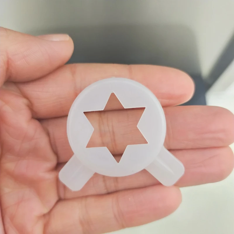 آلة الآيس كريم الناعمة على سطح الطاولة آلة الآيس كريم التجارية ذات ثلاثة رؤوس إنتاج فعال آلة صنع الآيس كريم الناعم