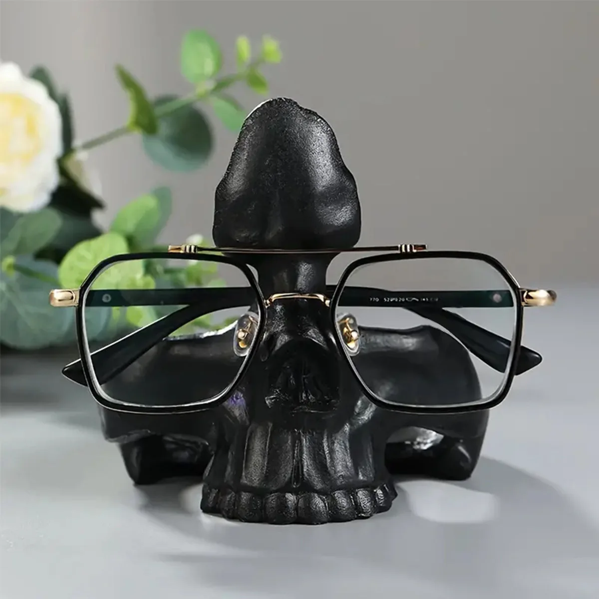 Gothic Skull Eyeglass Holder Resin Skeleton Sunglasses Stand for Desk Decor Storage Halloween Home Decoration Birthday Gife