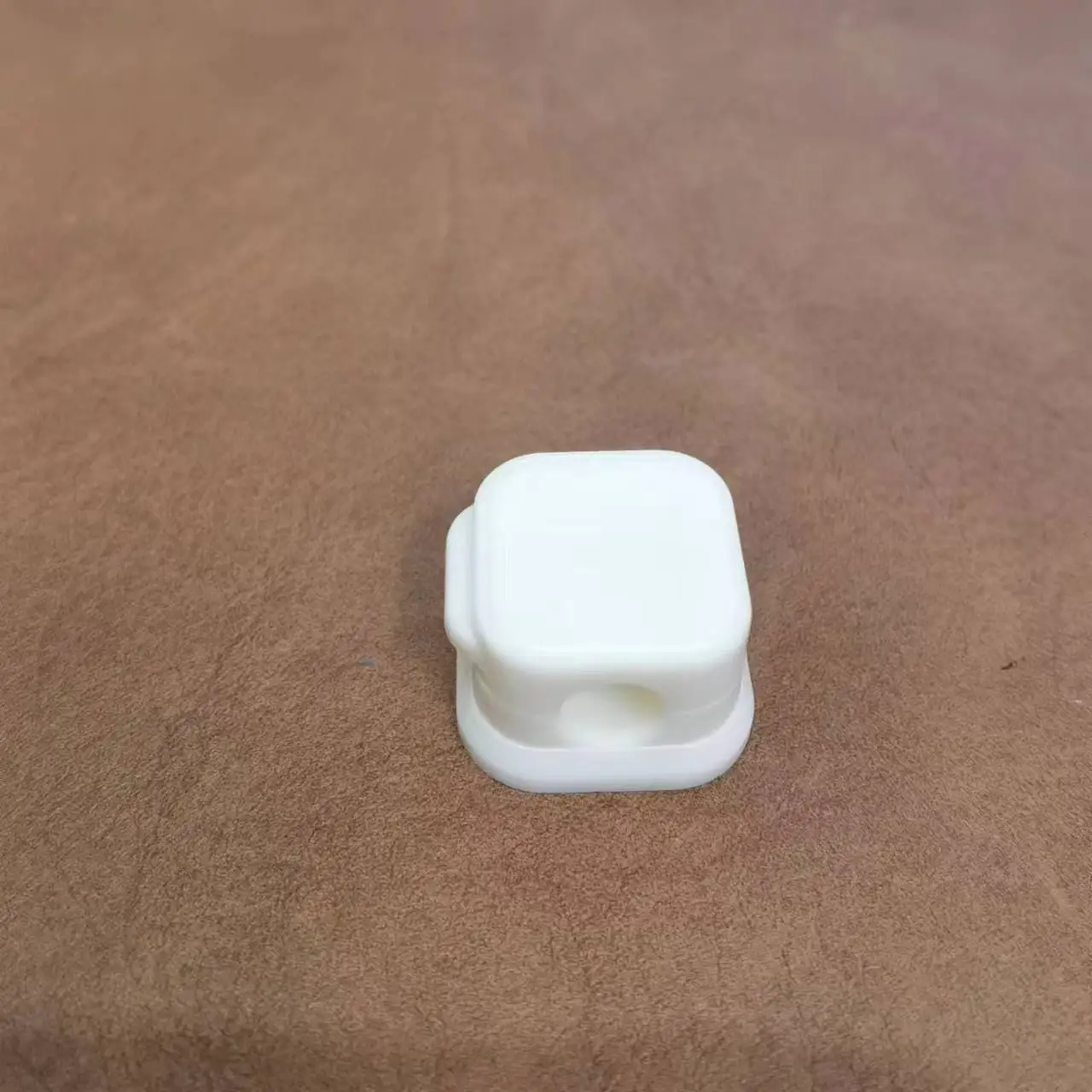 قطعة واحدة من منظم الكابلات المغناطيسية المكتبية المثبتة على الحائط لتخزين كابل البيانات وتثبيت المعدات ومشبك الكابلات والخطاف