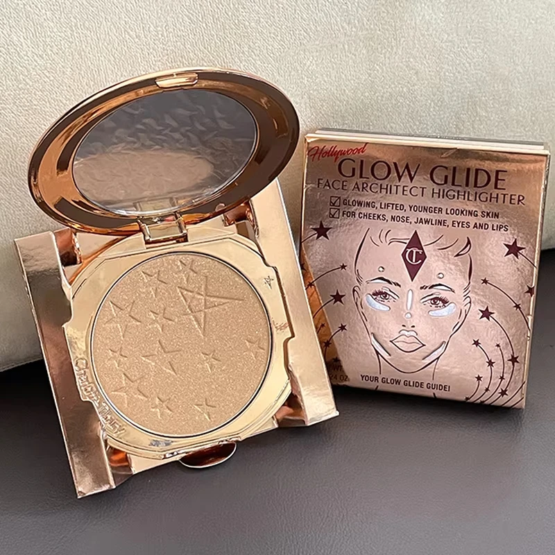 Der Lip Liner von Charlotte Tilbury ist geschmeidig mit starker Deckkraft, und die Highlighter-Konturpalette hellt Ihre Gesichtszüge auf und definiert sie.