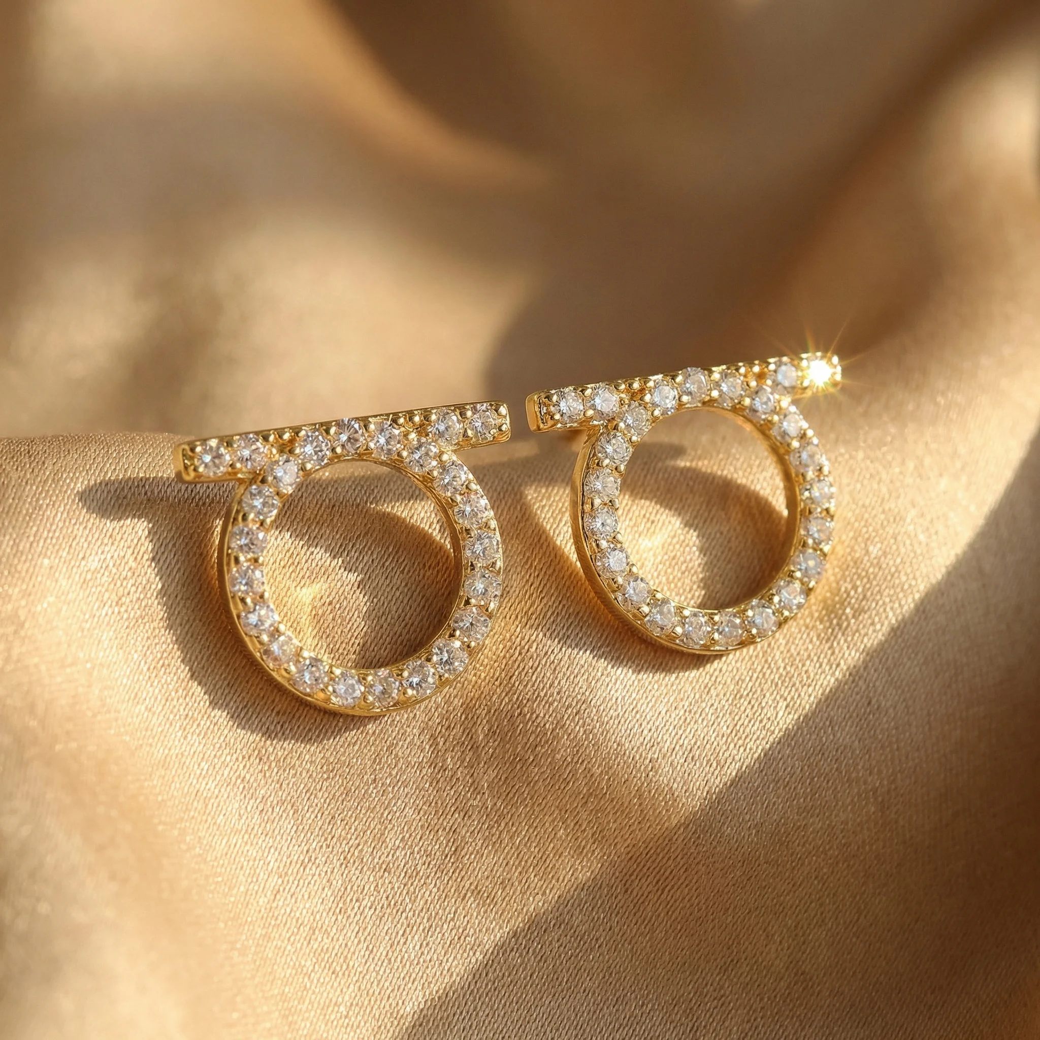 1 par de pendientes chapados en platino de moda para mujer con tachuelas de circonita en forma de anillo
