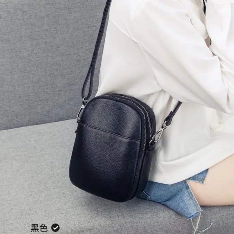 New Shoulder Bag Women\'s Simple Small Shoulder Bag Mini All-match Pure Black Messenger Packaging Mobile Phone Key