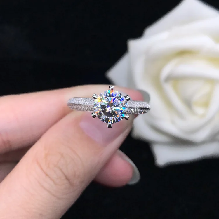 PT950Platinum Half-Moon Ring with Luxurious Engraving and Elegant, Exquisite Six-Prong Design as a Piece of Jewelry