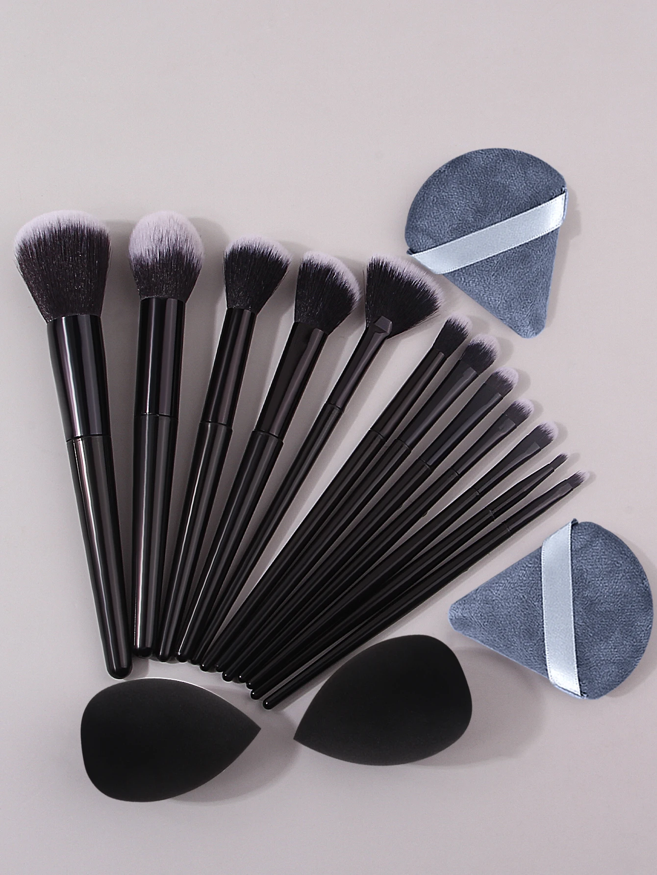 12 Make-up-Pinsel mit weichen Borsten + 4 Stück Make-up-Puderquasten und Schwammei-Make-up-Rouge-Lidschattenpinsel auf Vollgesichtsbasis