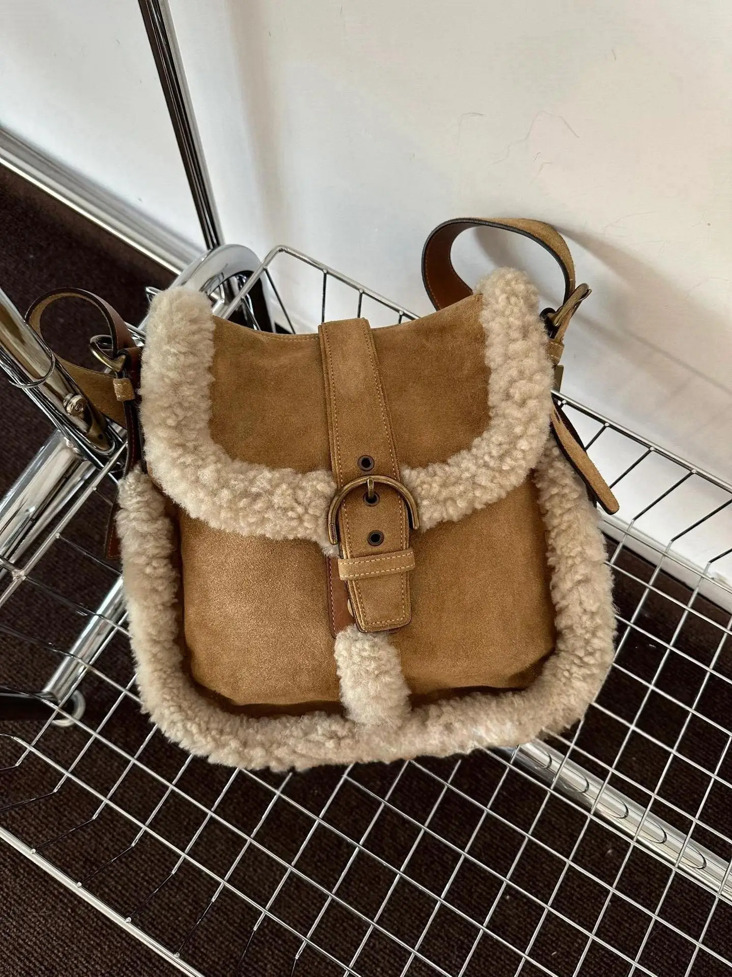 

Ladies' Crossbody Bags Korean Retro Plush Kawaii Versatile Simple New Handbag High-quality Luxury Brand Shoulder Bags For Girl