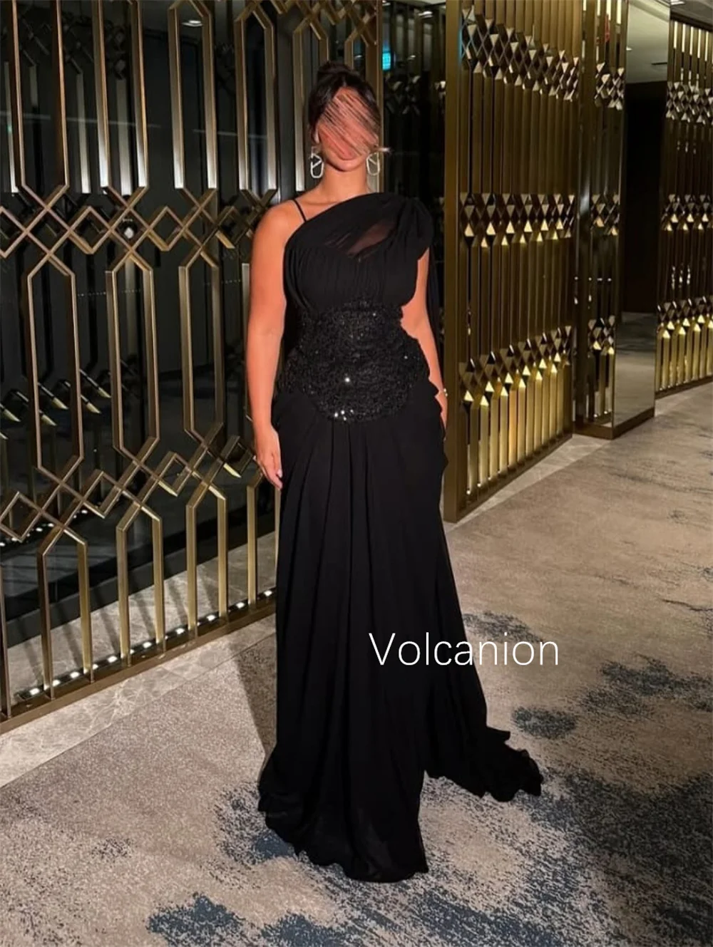 فساتين طويلة مخصصة بطيات شيفون كلاسيكية مطرزة مستقيمة بكتف واحد Quinceanera مناسبة مخصصة لامعة