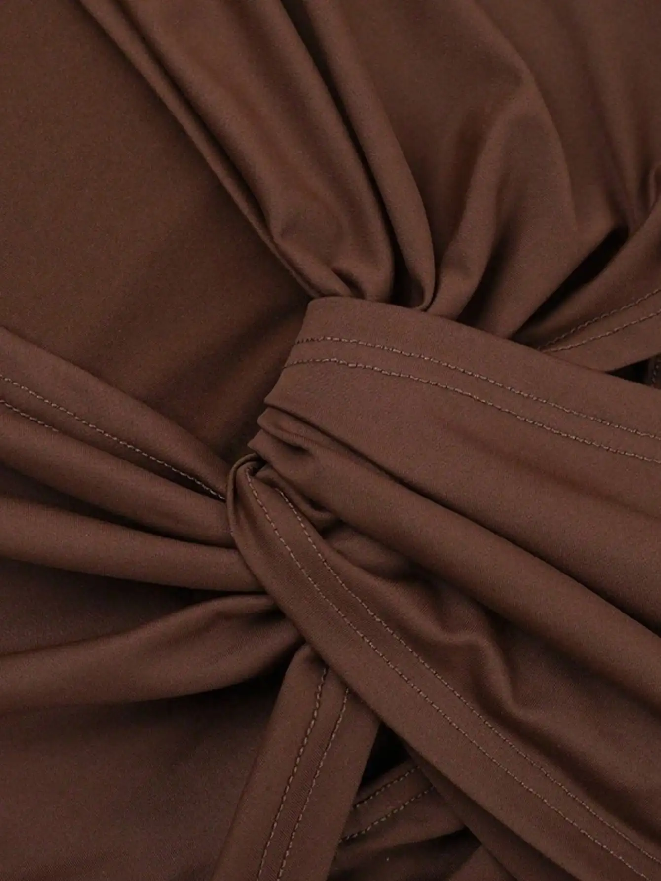 เดรสทรงเข้ารูปสั้นแบบมินิ - คอวีลึก แขนเว้า ดีไซน์กระชับสัดส่วน